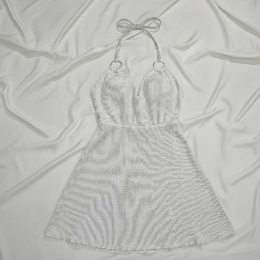 Minivestido halter blanco con brillo y argollas plata