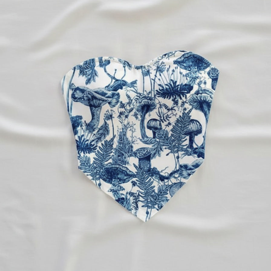 Top strapless azul con print botánico