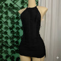 Minivestido negro con flecos y cuello halter