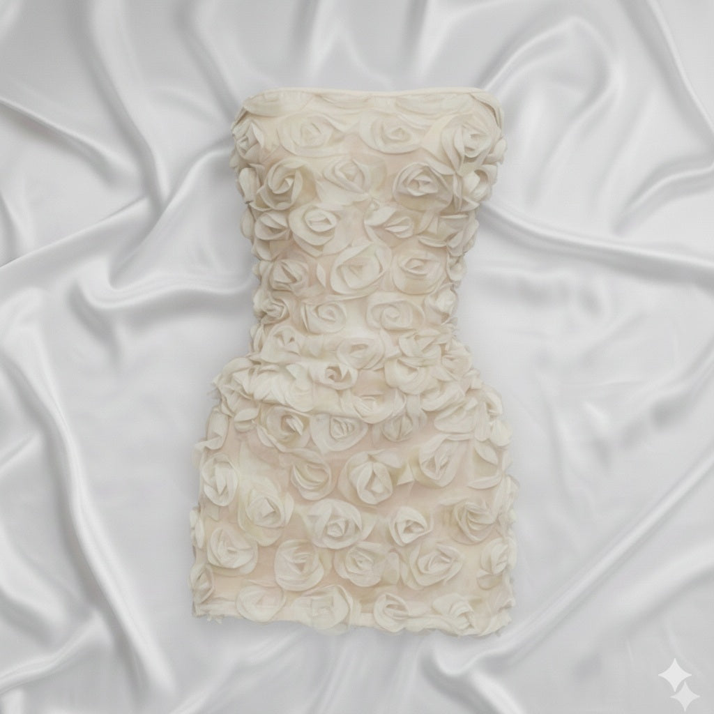 Minivestido strapless ivory con rosas en 3D