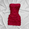 Minivestido strapless rojo con rosas en 3D