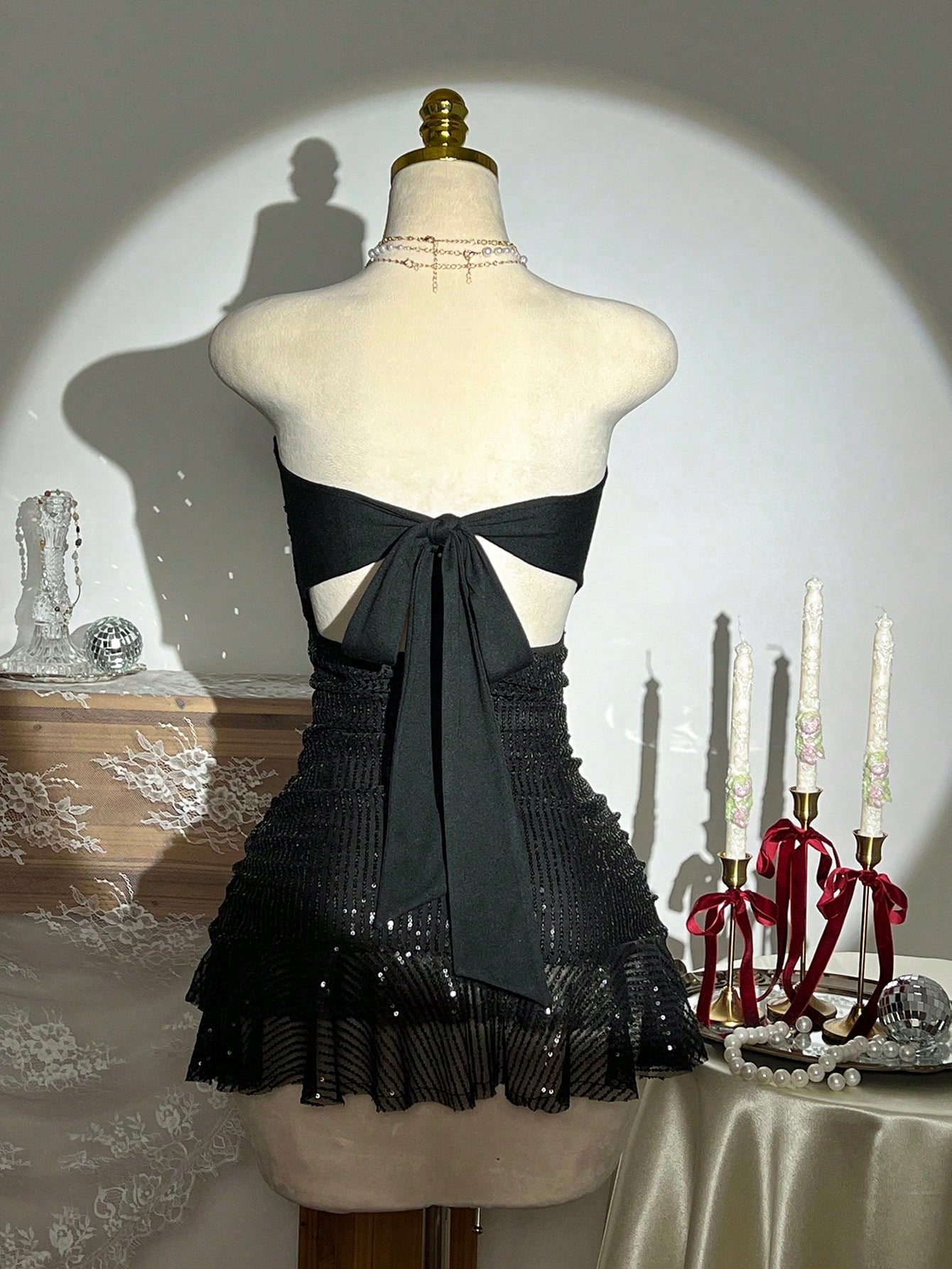 Minivestido negro de lentejuelas con ruedo amplio