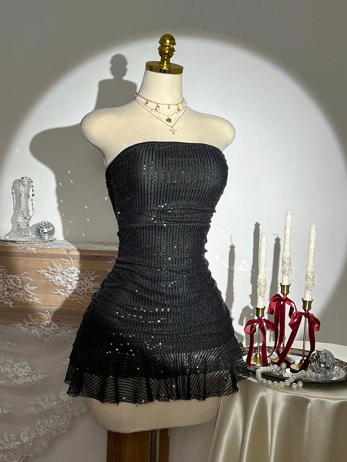 Minivestido negro de lentejuelas con ruedo amplio