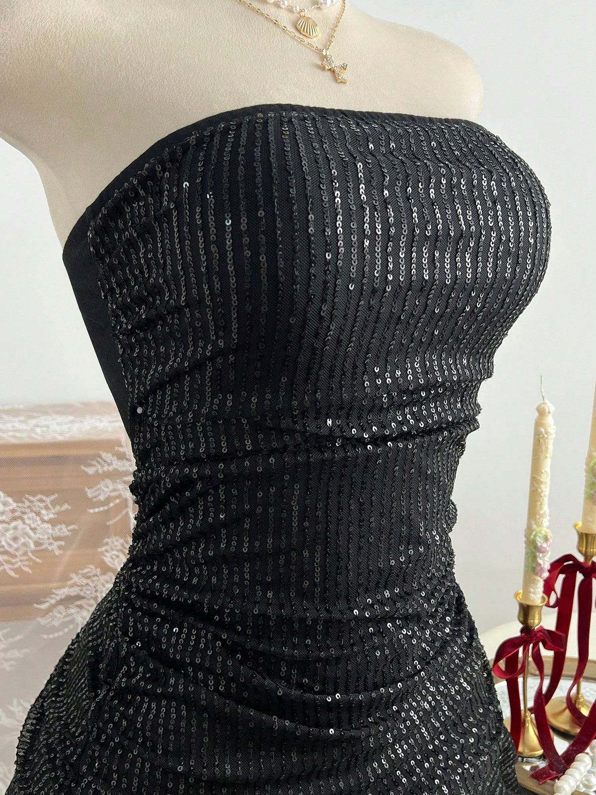 Minivestido negro de lentejuelas con ruedo amplio