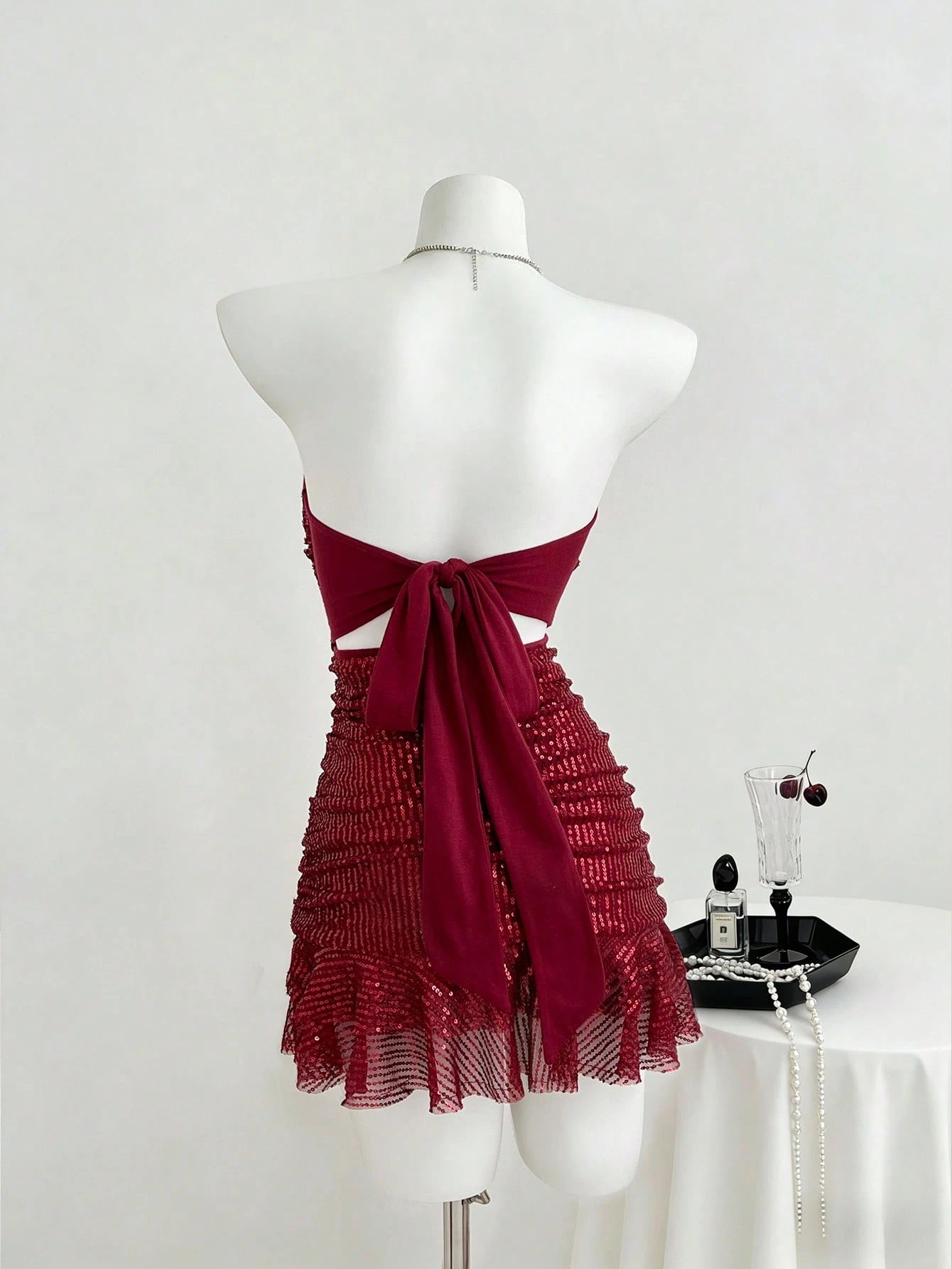 Minivestido rojo de lentejuelas con ruedo amplio
