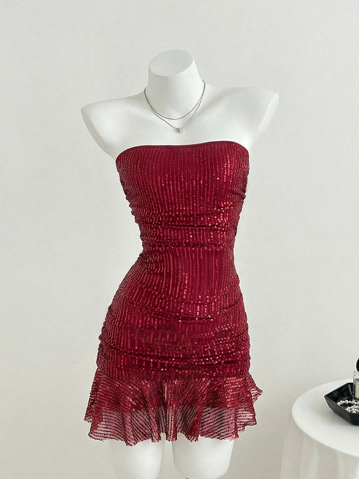 Minivestido rojo de lentejuelas con ruedo amplio