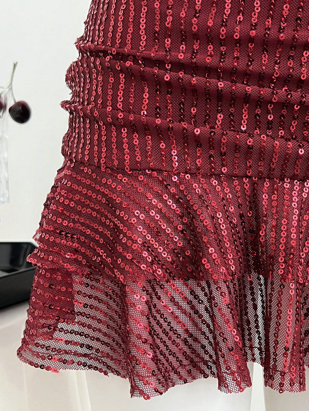 Minivestido rojo de lentejuelas con ruedo amplio