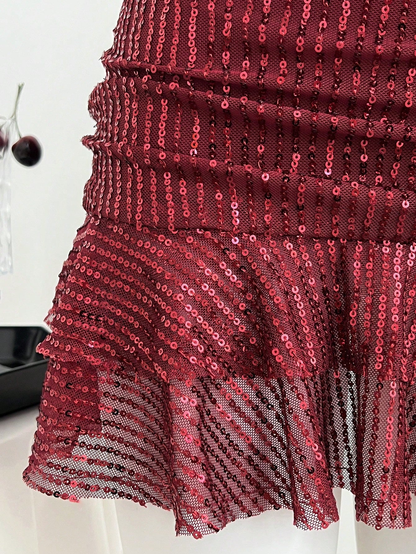 Minivestido rojo de lentejuelas con ruedo amplio